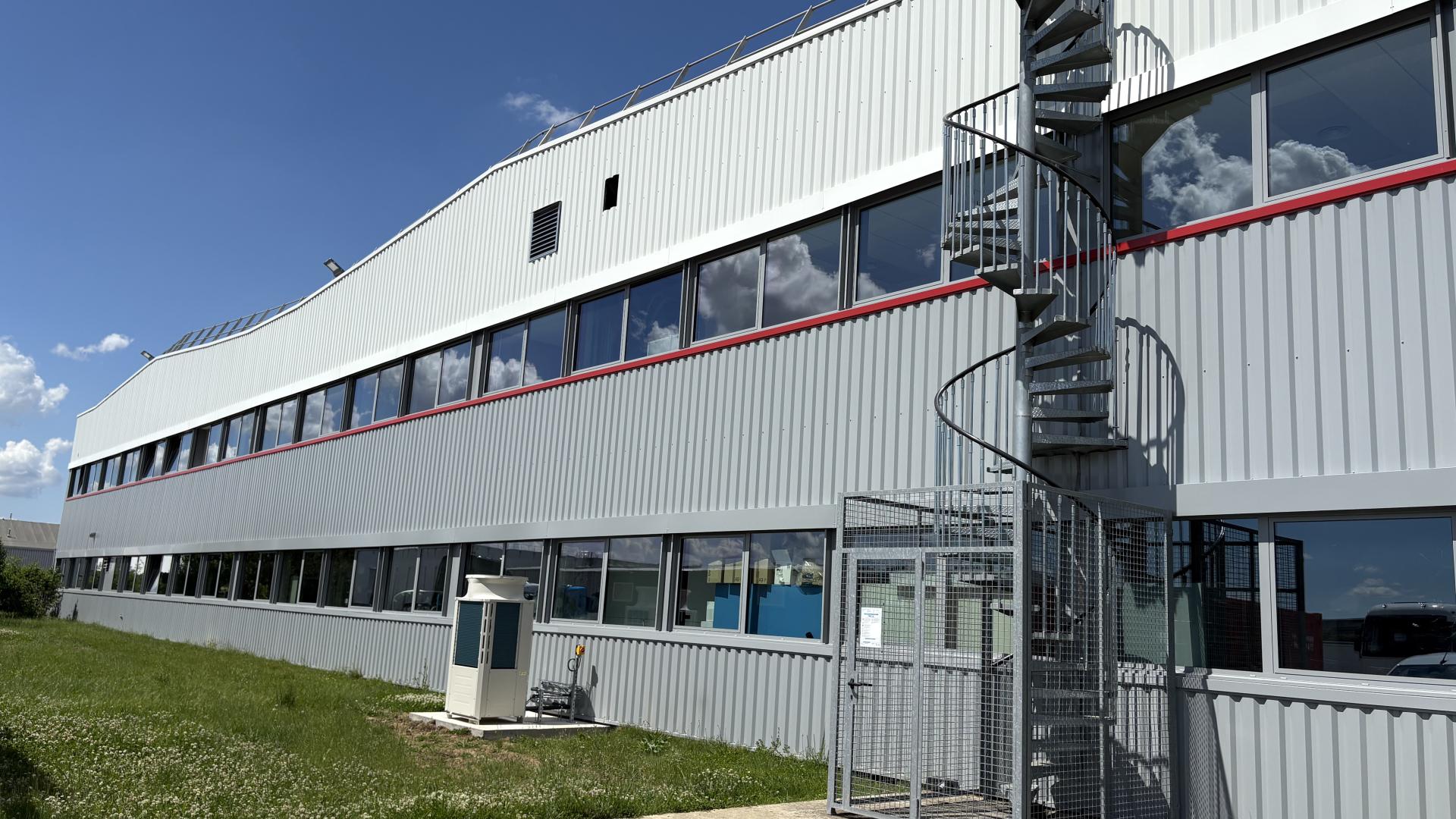 Façade rénovée du centre Renault Trucks à Bourg-en-Bresse (Ain)