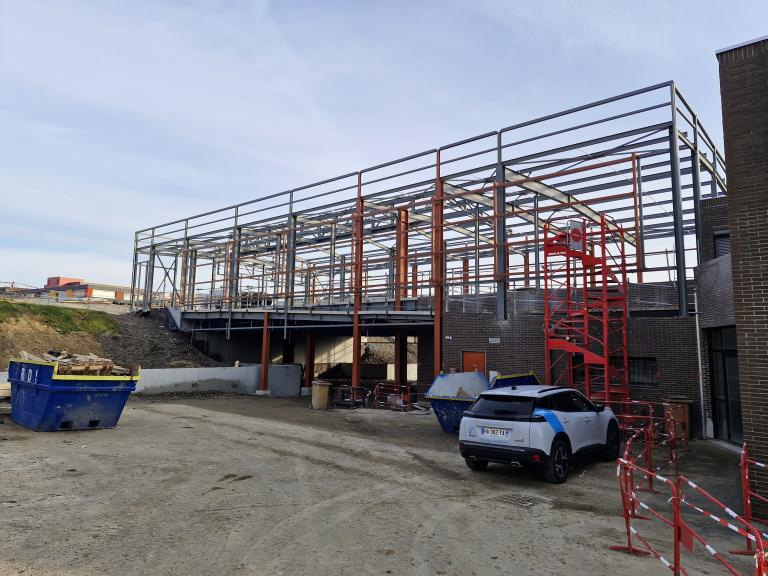 Structure métallique en finition dans l’environnement scolaire de Limas (Rhône-Alpes)
