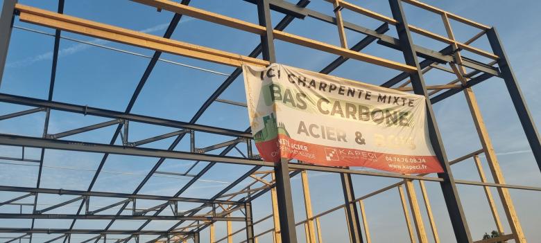 Montage charpente logistique avec portes sectionnelles