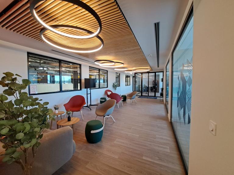 Châssis aluminium RAL 9005 et porte automatique – Bourg-en-Bresse