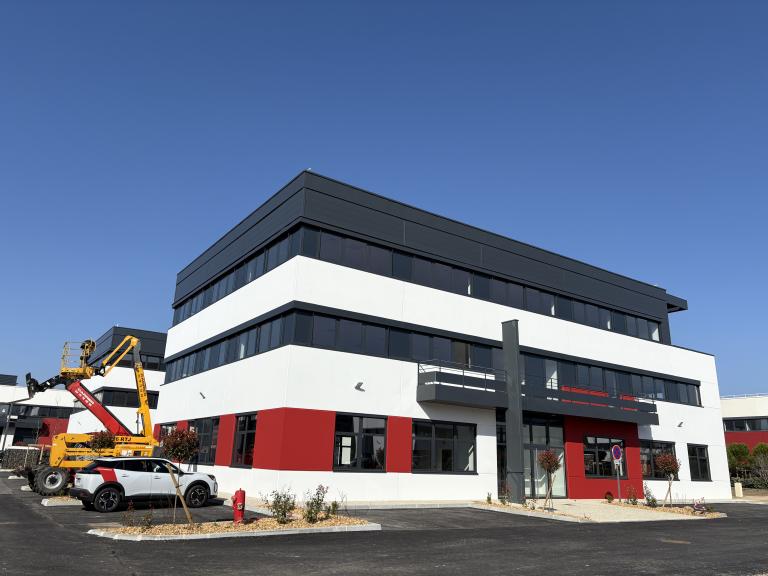 Sas d’entrée avec portes deux vantaux réalisés par KAPECI Aluminium (69)