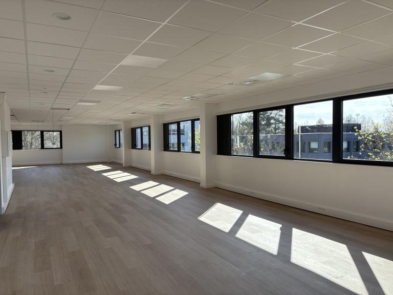 Pose de menuiseries aluminium sur un bâtiment en R+2 à Dardilly