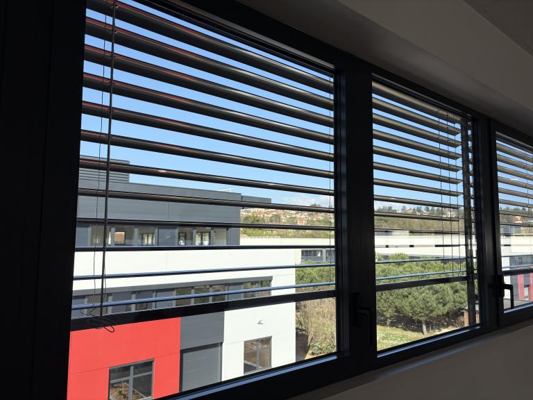 Détail des habillages en tôle aluminium RAL 7016 satiné – Dardilly