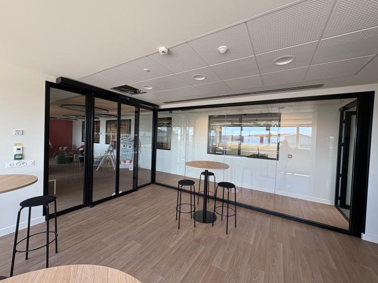 Vue des brise-soleil installés sur façade aluminium – Ain