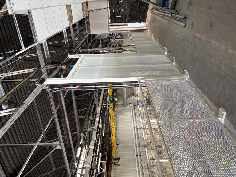 Habillages aluminium RAL 3000 – identité Renault à Bourg-en-Bresse