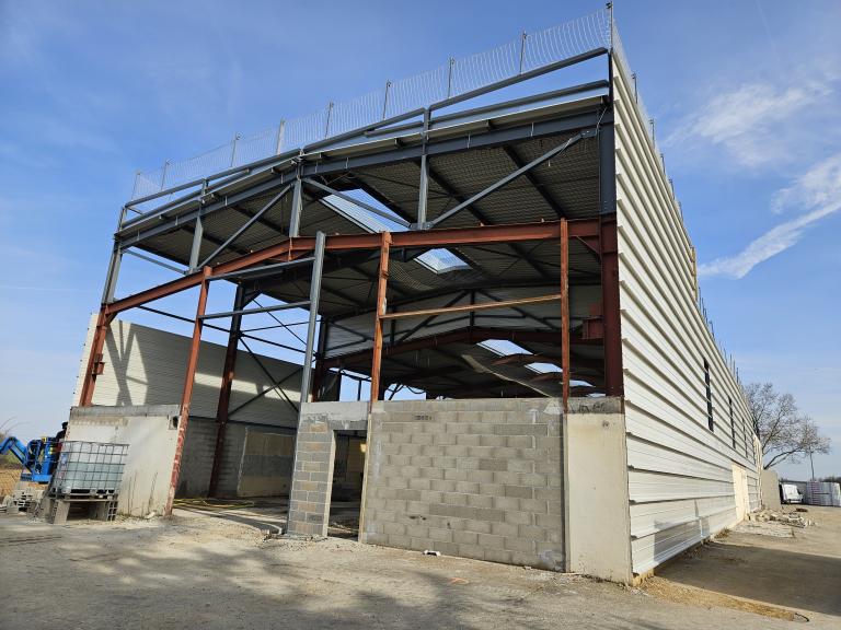 Dépose de charpente dans un bâtiment industriel
