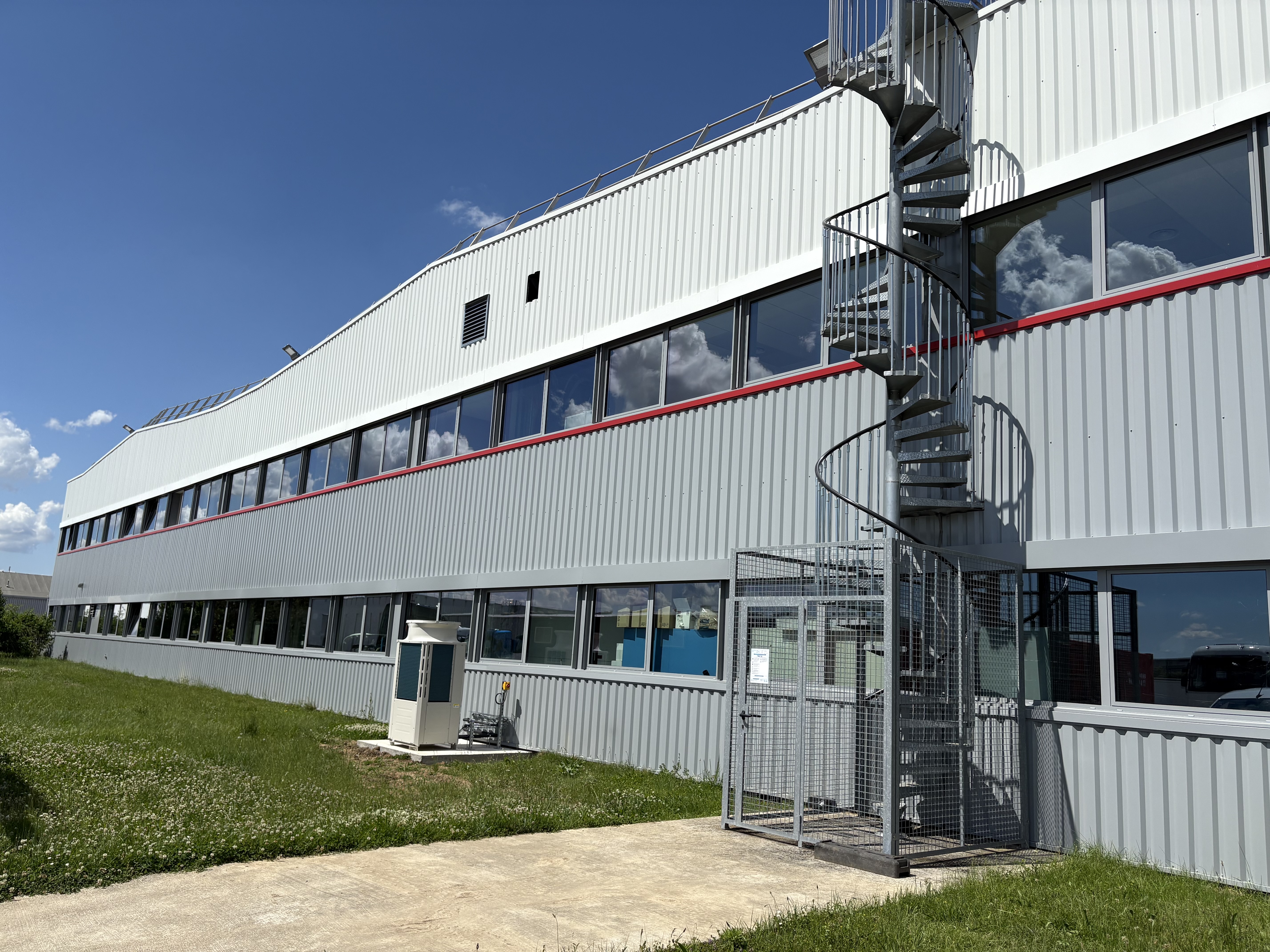 Façade rénovée du centre Renault Trucks à Bourg-en-Bresse (Ain)